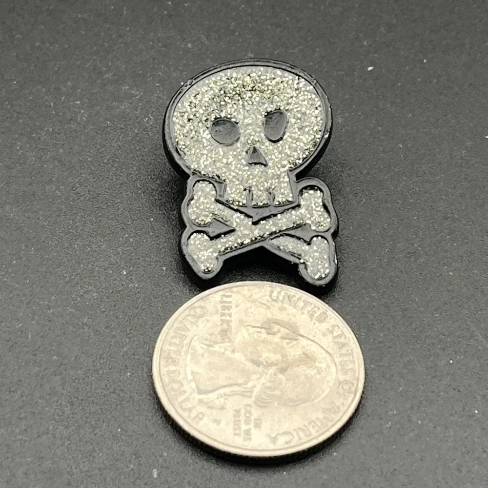 Skull & Crossbones Glitter Lapel Hat Pin‎